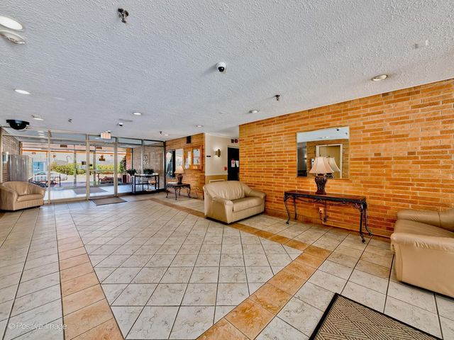 1717 W Crystal Lane 702, Mount Prospect, IL 60056