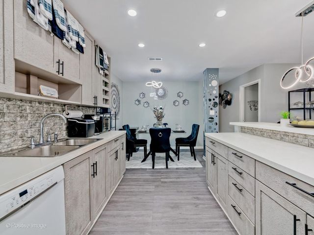 1717 W Crystal Lane 702, Mount Prospect, IL 60056