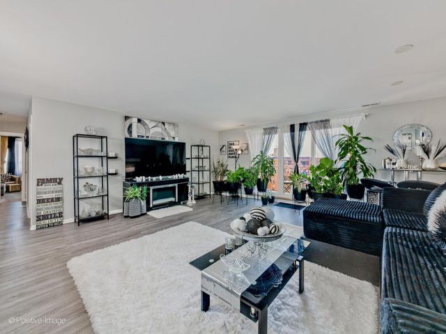 1717 W Crystal Lane 702, Mount Prospect, IL 60056