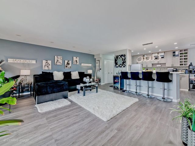 1717 W Crystal Lane 702, Mount Prospect, IL 60056
