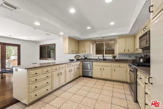 2695 La Cuesta Drive, Los Angeles, CA 90046