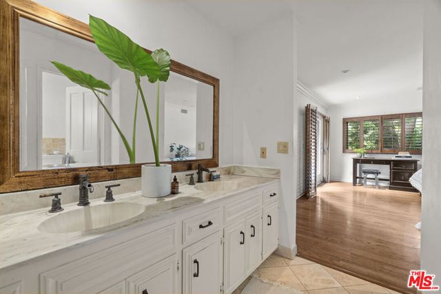 2695 La Cuesta Drive, Los Angeles, CA 90046