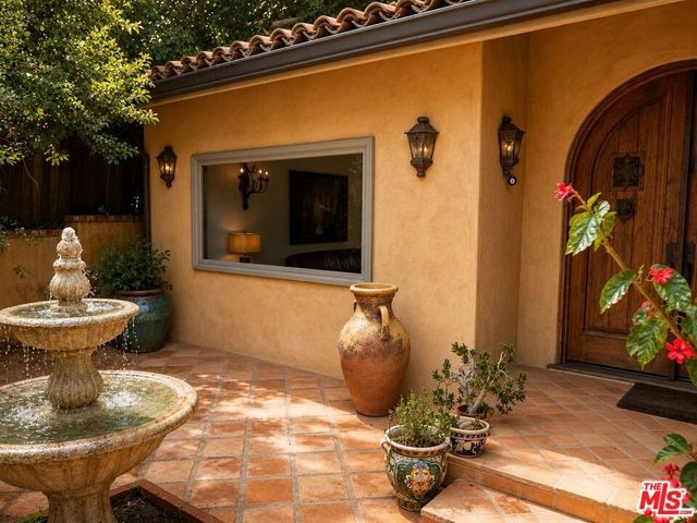 2695 La Cuesta Drive, Los Angeles, CA 90046