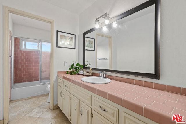 2695 La Cuesta Drive, Los Angeles, CA 90046