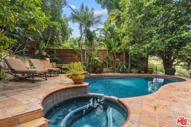 2695 La Cuesta Drive, Los Angeles, CA 90046