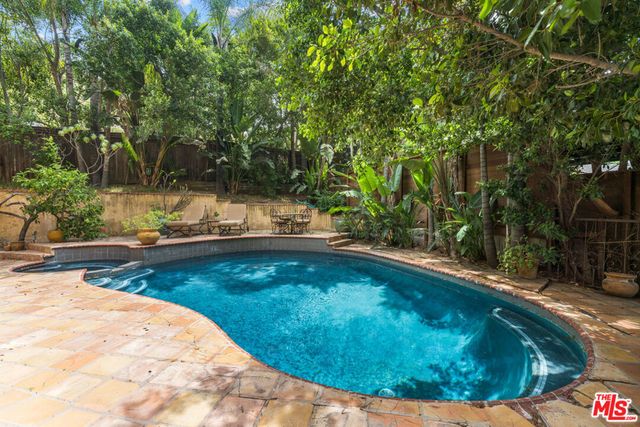 2695 La Cuesta Drive, Los Angeles, CA 90046