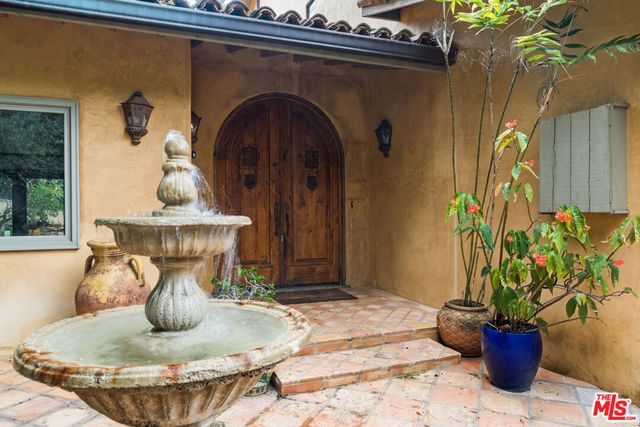 2695 La Cuesta Drive, Los Angeles, CA 90046