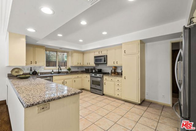 2695 La Cuesta Drive, Los Angeles, CA 90046