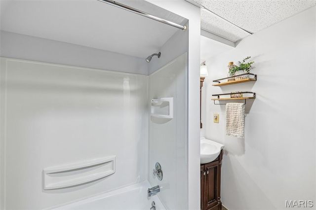 995 Century Oaks Drive, Manchester, MO 63021