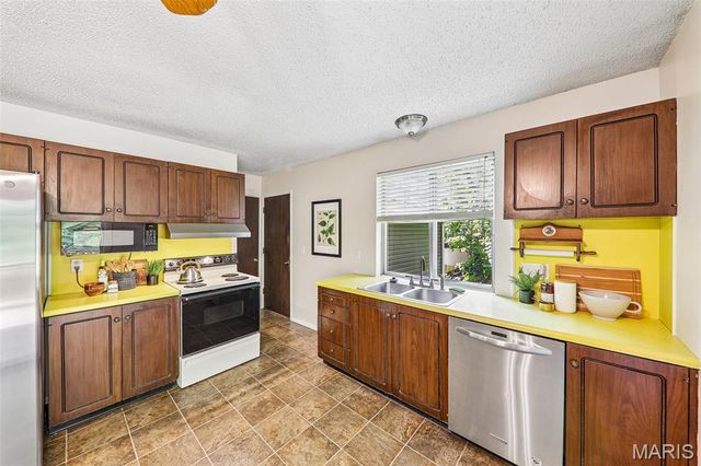 995 Century Oaks Drive, Manchester, MO 63021