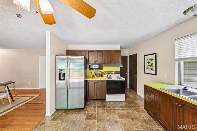 995 Century Oaks Drive, Manchester, MO 63021