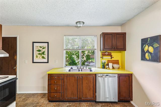 995 Century Oaks Drive, Manchester, MO 63021