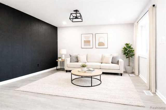 152 W Mansfield Avenue, Pontiac, MI 48340