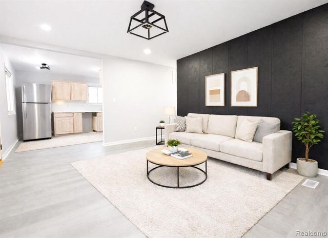 152 W Mansfield Avenue, Pontiac, MI 48340