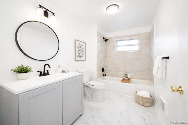 152 W Mansfield Avenue, Pontiac, MI 48340