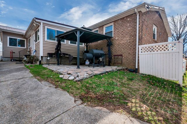 155 Ravenwood Cir, Dickson, TN 37055