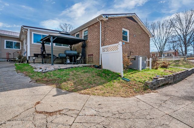 155 Ravenwood Cir, Dickson, TN 37055