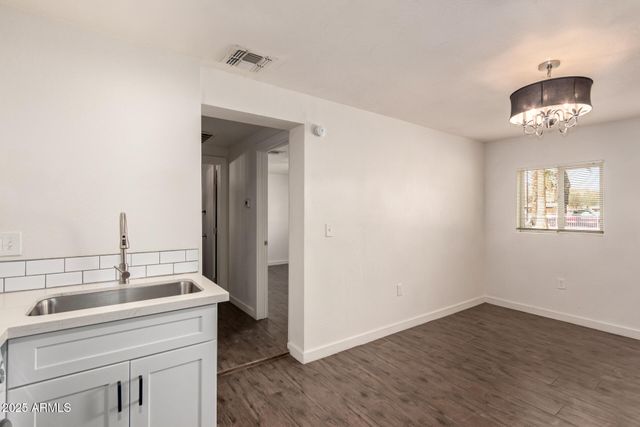 2421 W GLENROSA Avenue, Phoenix, AZ 85015