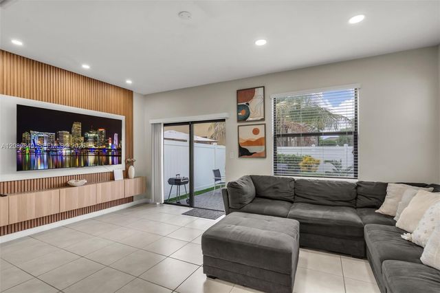 3305 W 93rd Place, Hialeah, FL 33018