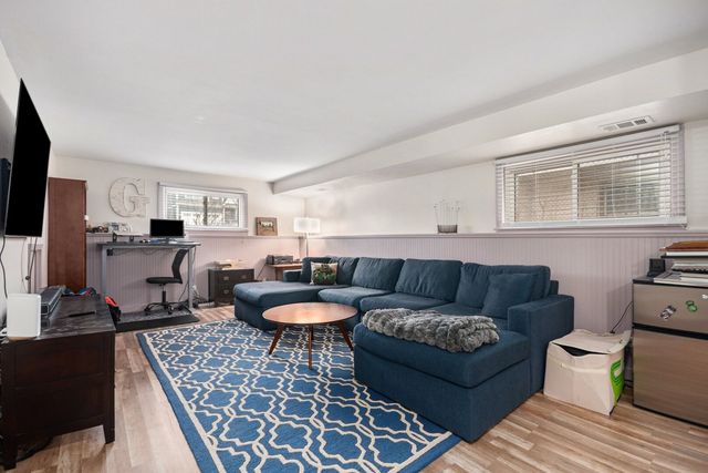 566 W Comstock Avenue, Elmhurst, IL 60126