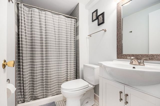 566 W Comstock Avenue, Elmhurst, IL 60126