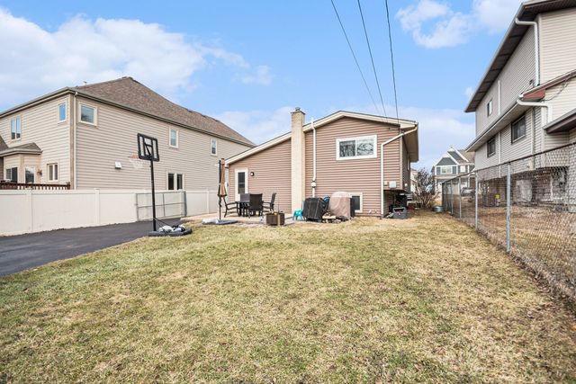 566 W Comstock Avenue, Elmhurst, IL 60126