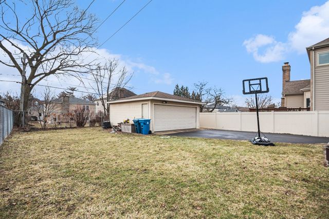 566 W Comstock Avenue, Elmhurst, IL 60126