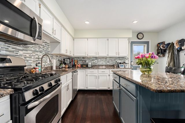 566 W Comstock Avenue, Elmhurst, IL 60126