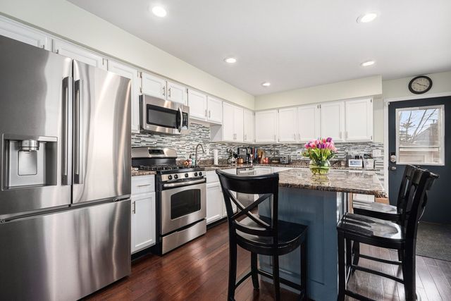 566 W Comstock Avenue, Elmhurst, IL 60126