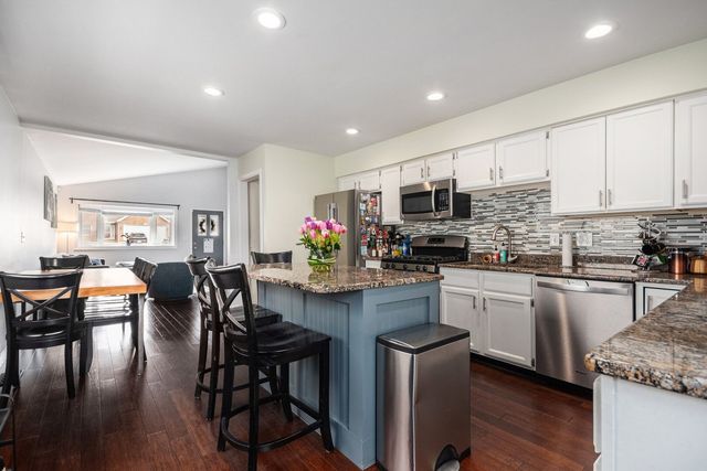 566 W Comstock Avenue, Elmhurst, IL 60126