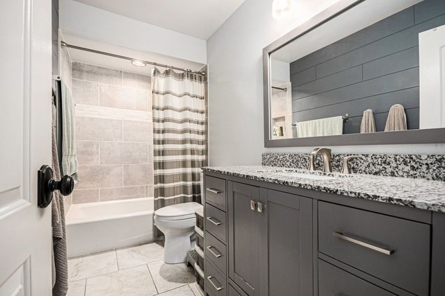 566 W Comstock Avenue, Elmhurst, IL 60126