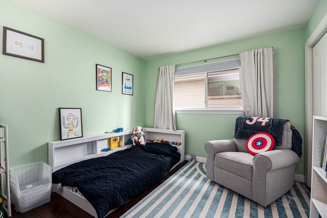 566 W Comstock Avenue, Elmhurst, IL 60126