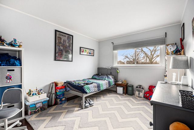 566 W Comstock Avenue, Elmhurst, IL 60126