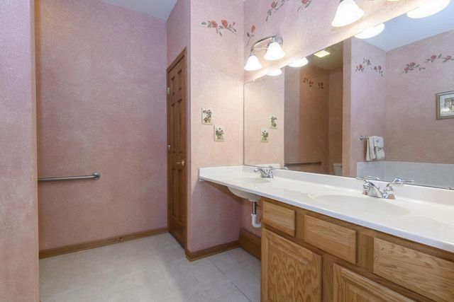 5394 S Butterfield WAY, Greenfield, WI 53221