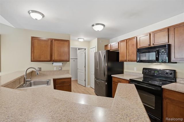 320 N Wixom Road 30, Wixom, MI 48393