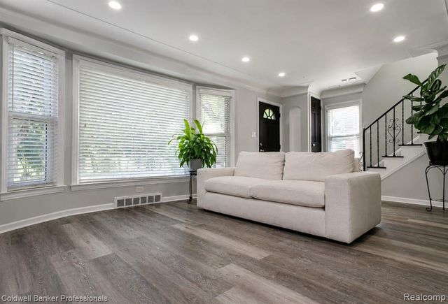 1168 N Vernier Road, Grosse Pointe, MI 48236