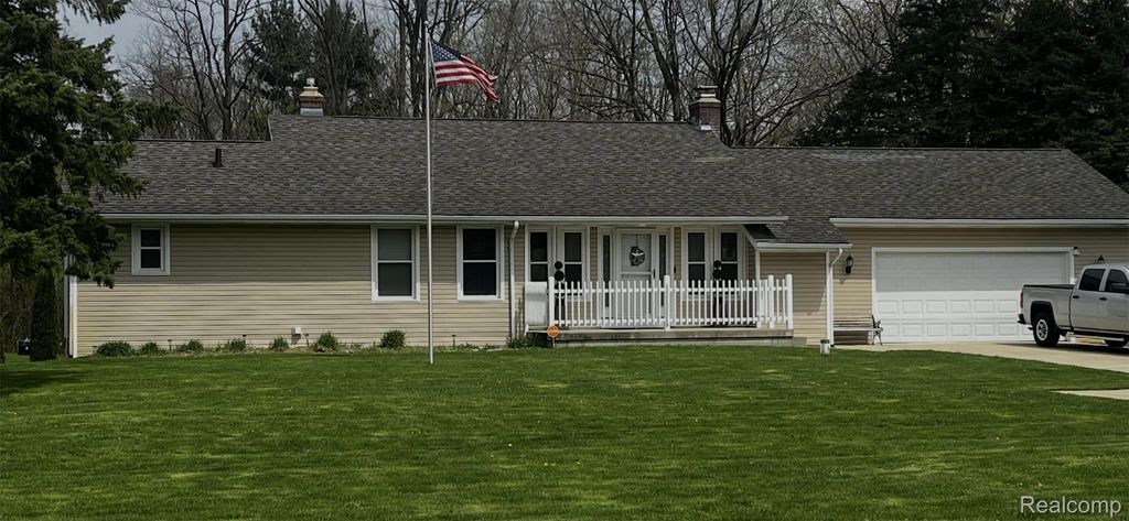 3015 3 Mile Road Ne, Grand Rapids Charter Township, MI 49525