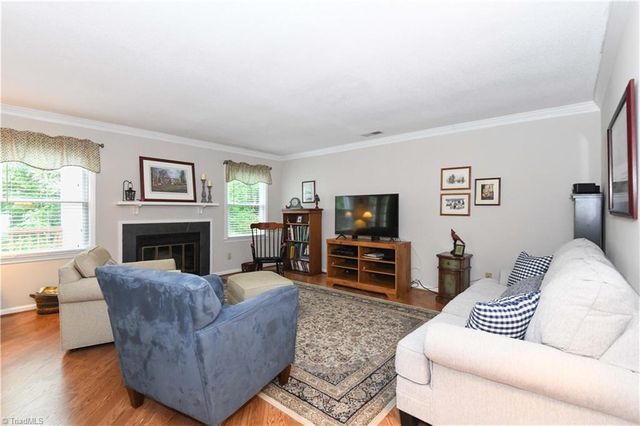806 Carriage Crossing Lane B, Greensboro, NC 27410