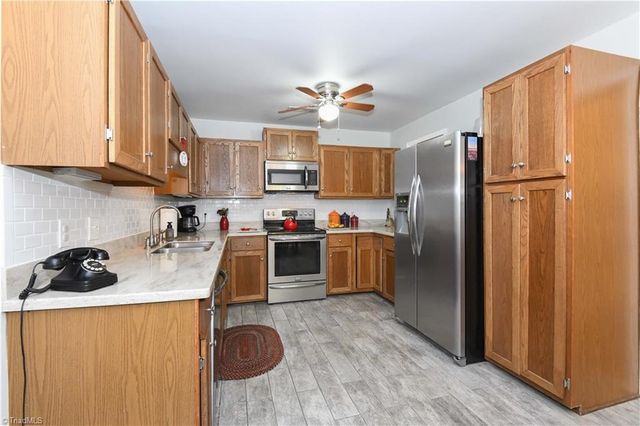 806 Carriage Crossing Lane B, Greensboro, NC 27410