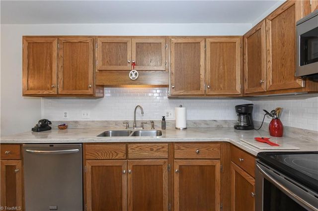 806 Carriage Crossing Lane B, Greensboro, NC 27410