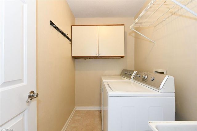 806 Carriage Crossing Lane B, Greensboro, NC 27410