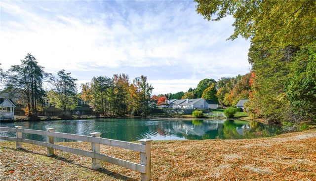 806 Carriage Crossing Lane B, Greensboro, NC 27410