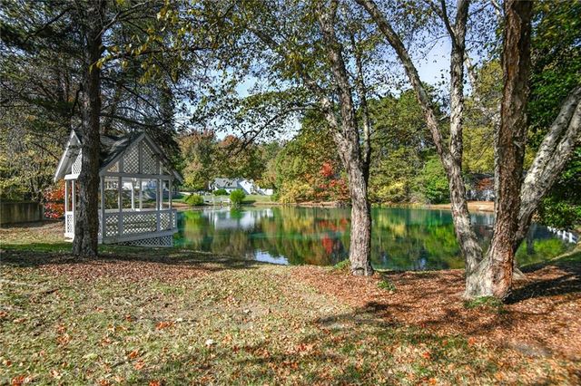 806 Carriage Crossing Lane B, Greensboro, NC 27410