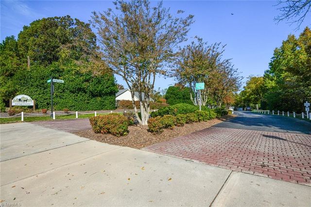 806 Carriage Crossing Lane B, Greensboro, NC 27410