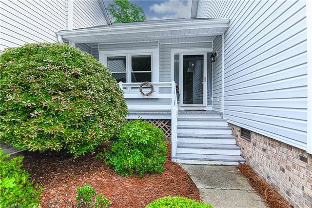 806 Carriage Crossing Lane B, Greensboro, NC 27410