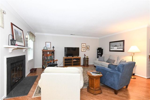 806 Carriage Crossing Lane B, Greensboro, NC 27410