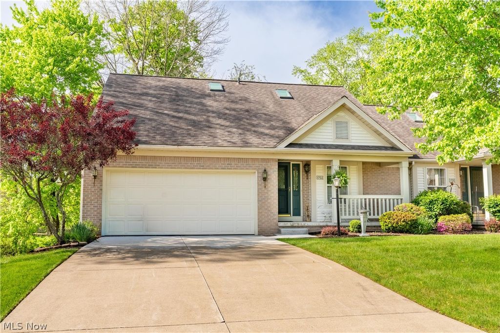 1702 Southpointe Circle NE, Canton, OH 44714