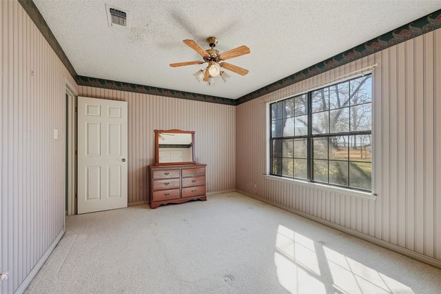 716 Kiowa Drive E, Gainesville, TX 76240