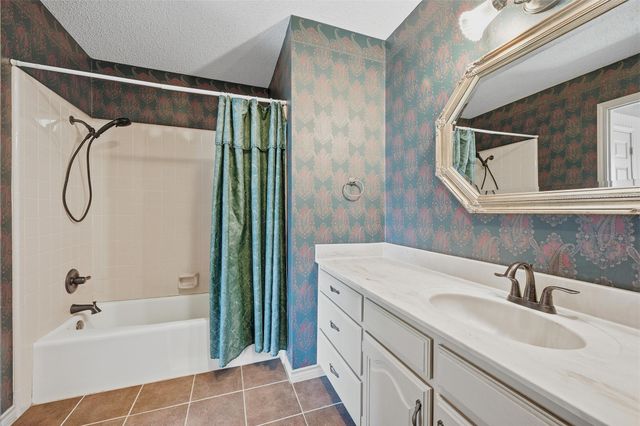 716 Kiowa Drive E, Gainesville, TX 76240