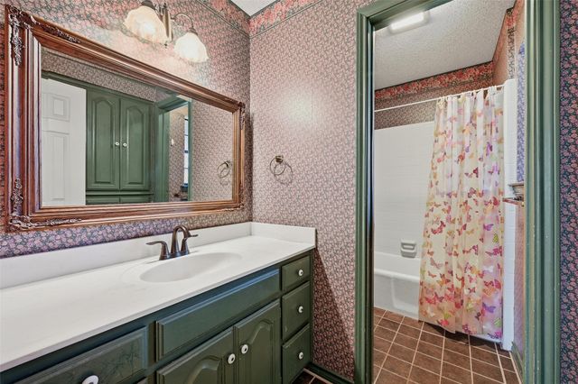 716 Kiowa Drive E, Gainesville, TX 76240